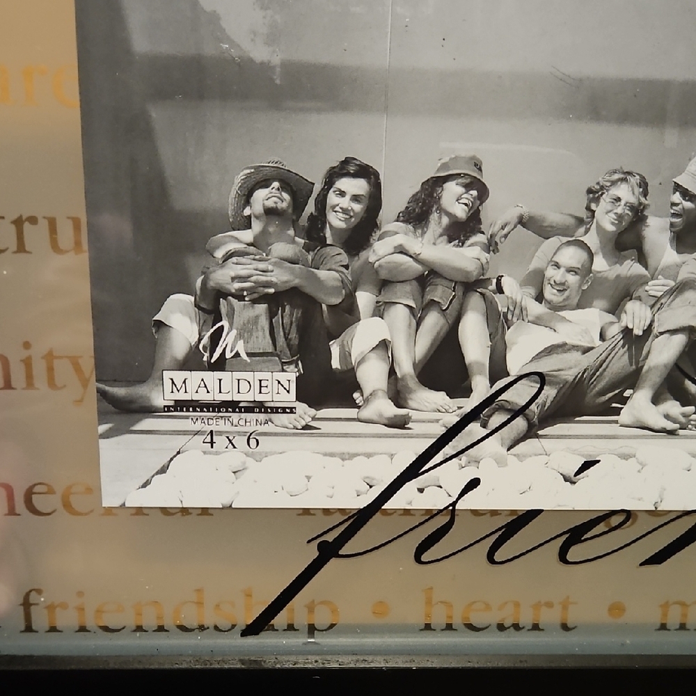 Black Photo Frame with 'Friends' Inscription - Picture 3 of 3